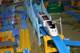 プラロード大鉄橋を渡る800系新幹線